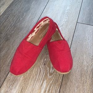 Tom’s Classic Red Canvas Shoe